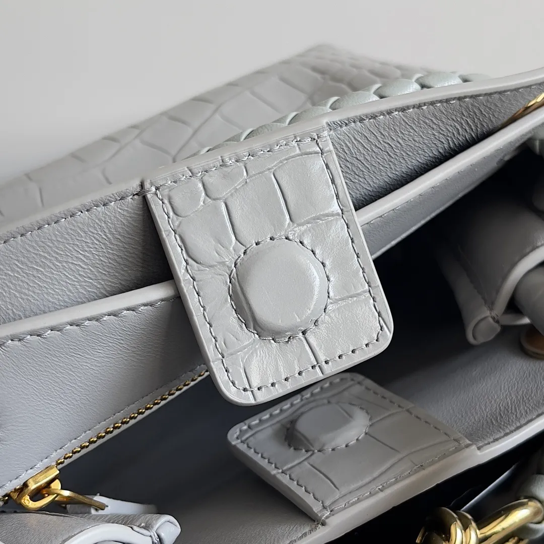Batch 2880 BOTTEGA VENETA new women's crocodile leather ANDIAMO is shipped! ! ! As a classic model of the BV family, each innovation brings different surprises to fans. There are three ways to carry it with different makeup. Crocodile skin is called the gold in leather and is famous for its top luxury and rarity. During use, the luster of the crocodile skin will not fade or fade with time. No matter how long it is used, it will still remain new. And because each crocodile skin is different, the effect of each crocodile leather bag is different. Style number: 777614 Size: 22*9*15.5cm